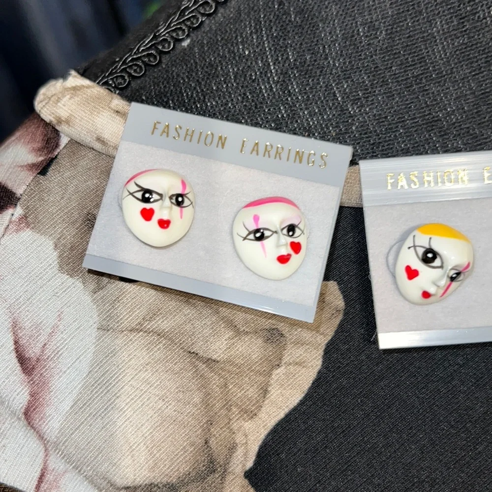 New Old Stock Vintage Molded Plastic Madi Gras Jester Painted Face Mask Earrings - Picture 3 of 7